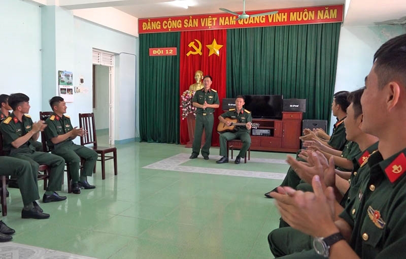 ... và vui chơi, giải trí, văn hóa văn nghệ cuối ngày.